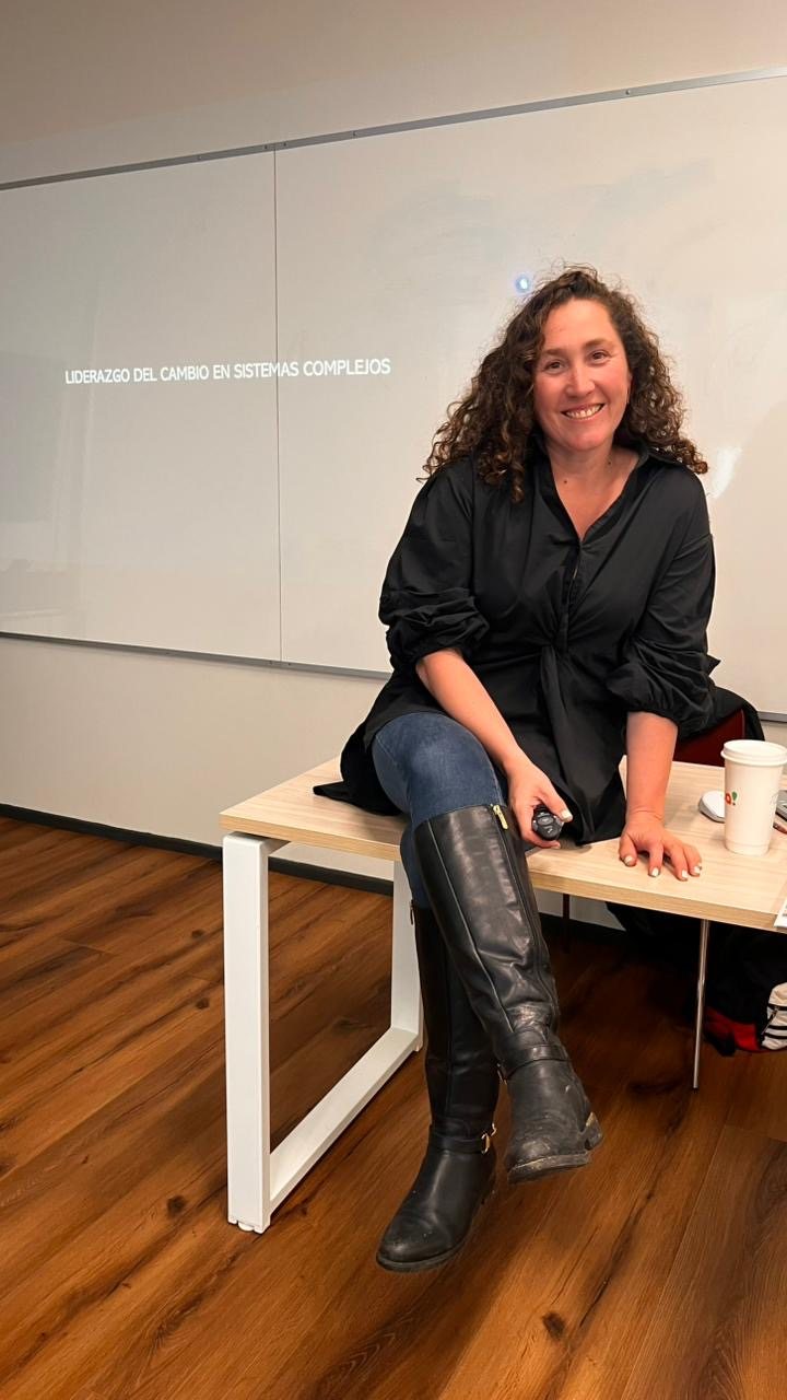 Valeria Paz Vásquez en una sesión sobre liderazgo del cambio en sistemas complejos