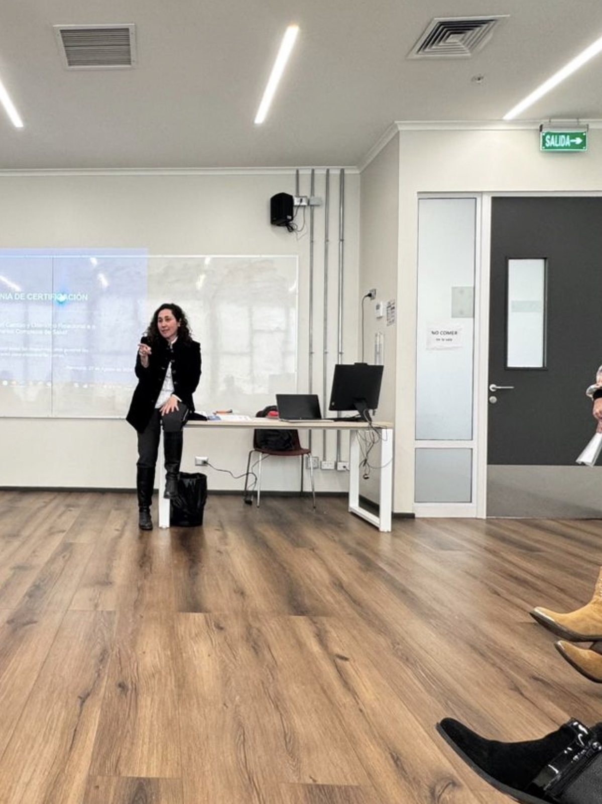 Valeria Paz Vásquez facilitando una sesión con un equipo