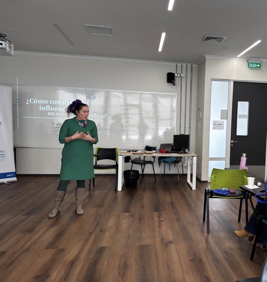 Valeria Paz Vásquez guiando un taller sobre influencia y conflicto